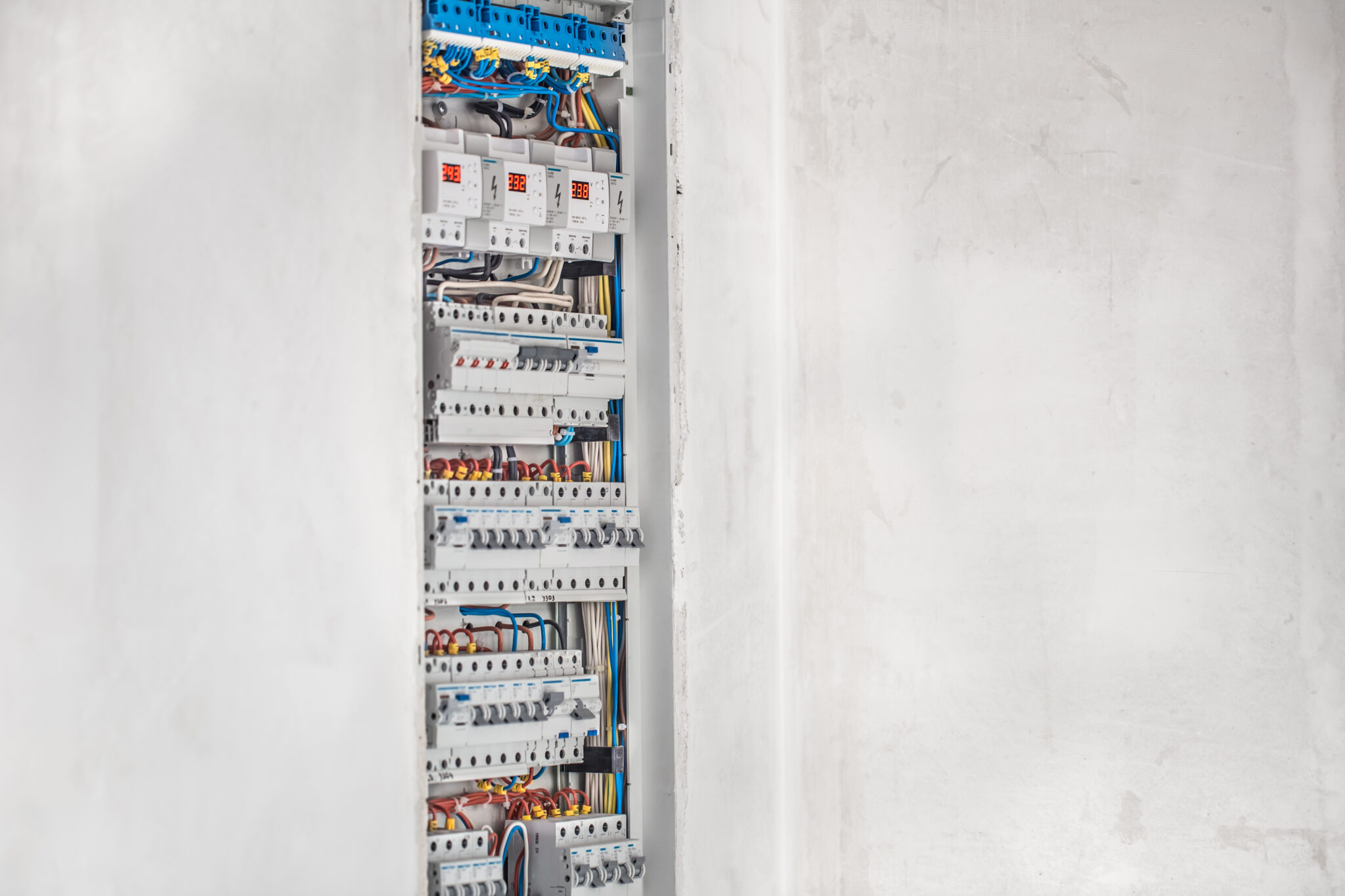Electricien professionnel installant un tableau electrique modulaire aux normes NF C 15-100