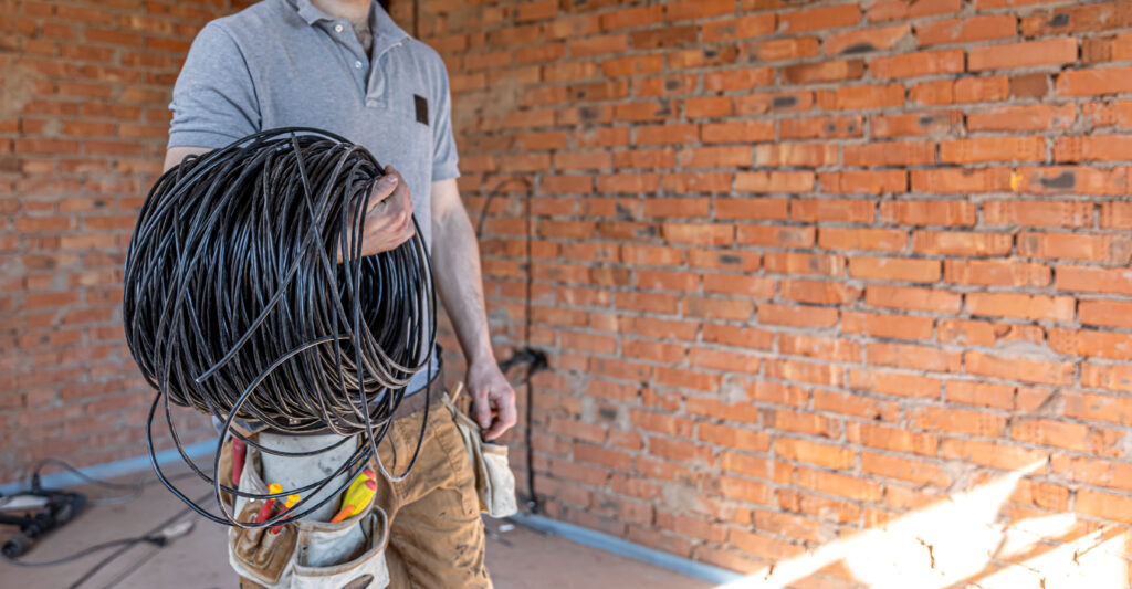 Electricien professionnel realisant l installation electrique d une maison neuve
